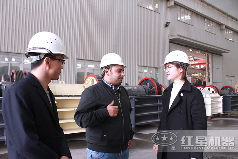 五七破碎石機價格優(yōu)惠，客戶實地考察