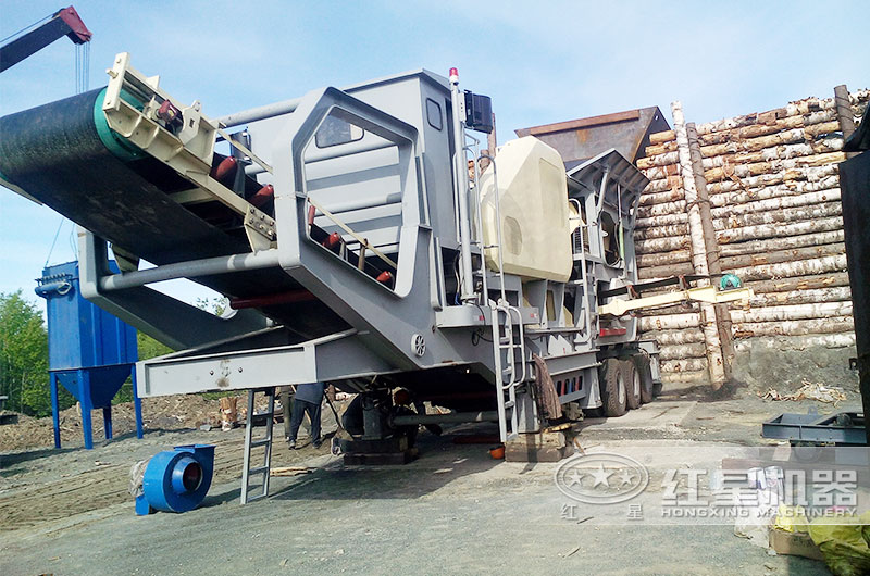 移動(dòng)式石料生產(chǎn)線現(xiàn)場(chǎng)，配置輪胎式