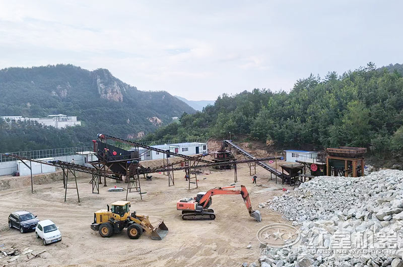 巖石碎石機(jī)工作現(xiàn)場圖片