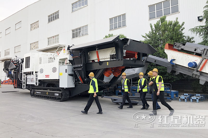 煤炭破碎機價格實惠，客戶來廠考察