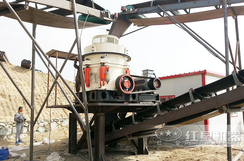 大型石料生產(chǎn)現(xiàn)場(chǎng)，配置顎式破碎機(jī)+圓錐破碎機(jī)