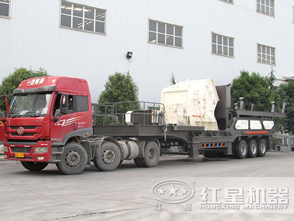車頭牽引下的小型流動打石機(jī)