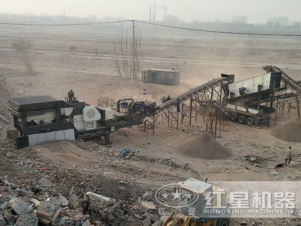 一體化設(shè)計的可移動破碎機處理物料現(xiàn)場圖
