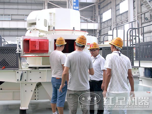 紅星機(jī)器的技術(shù)專家正在對(duì)環(huán)保型制砂機(jī)成品進(jìn)行檢測