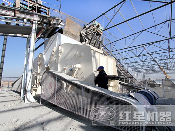 反擊式石頭破碎機作業(yè)現場