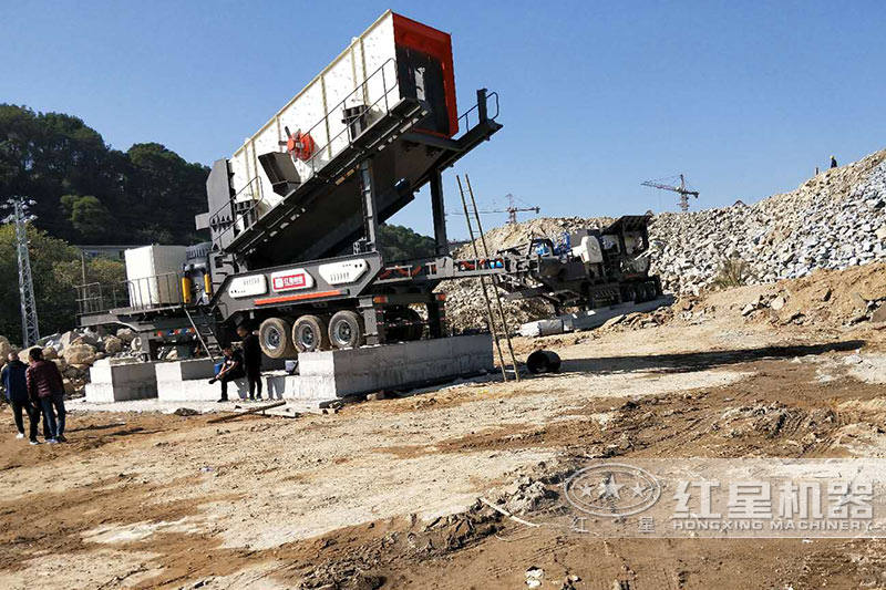 紅星技術(shù)人員現(xiàn)場(chǎng)調(diào)試移動(dòng)破碎站