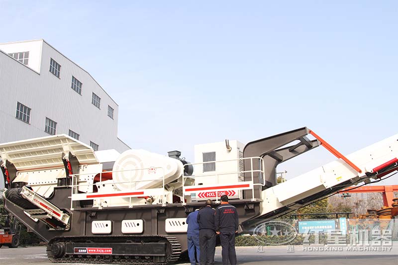 移動(dòng)顎式碎沙機(jī)檢查中、準(zhǔn)備試車