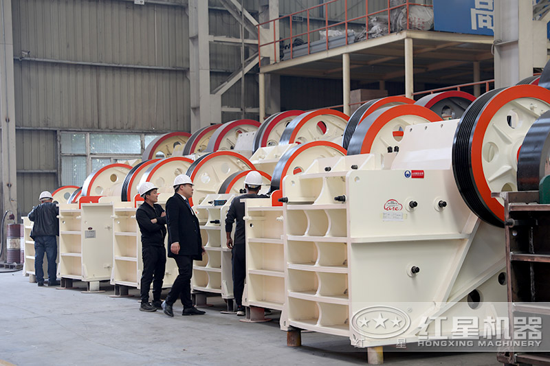 近距離參觀更能了解顎式石頭破碎機的材質、構造