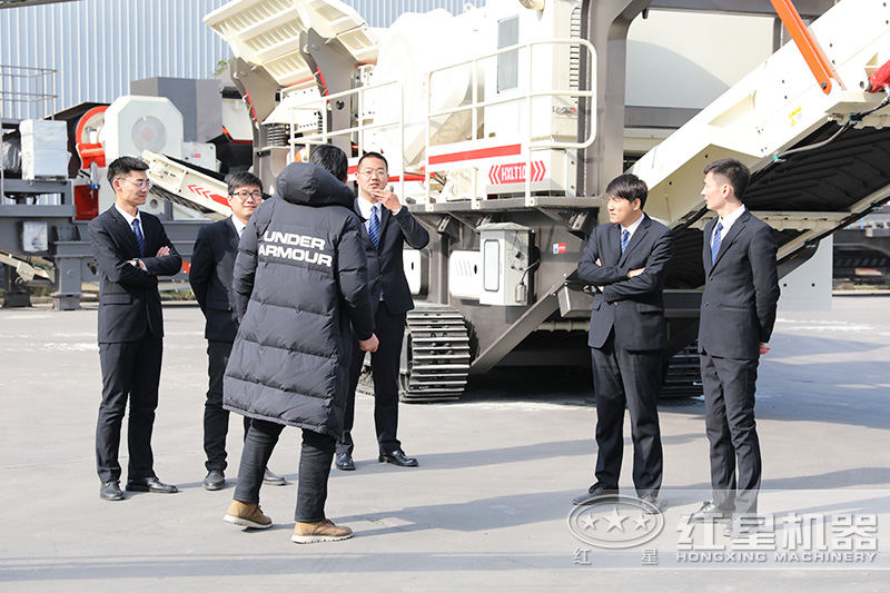 客戶來廠參觀流動粉碎機，專業(yè)團隊一對一指導講解，現(xiàn)場演示