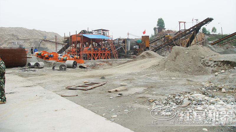 對(duì)輥破加工河卵石現(xiàn)場圖