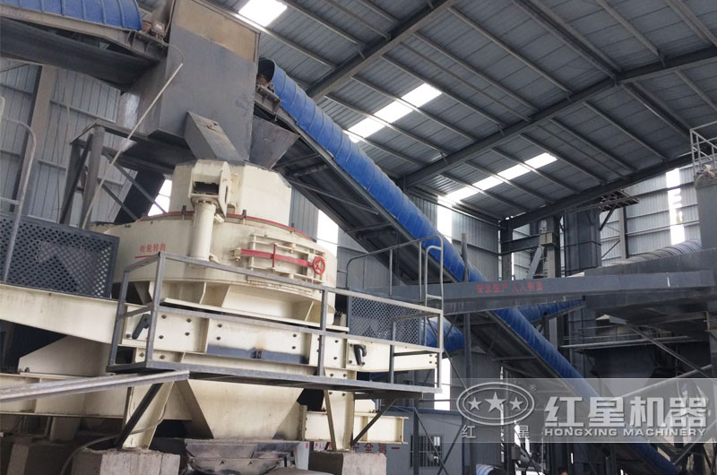 鵝卵石制砂機(jī)鞏義作業(yè)現(xiàn)場(chǎng)，密封作業(yè)更環(huán)保