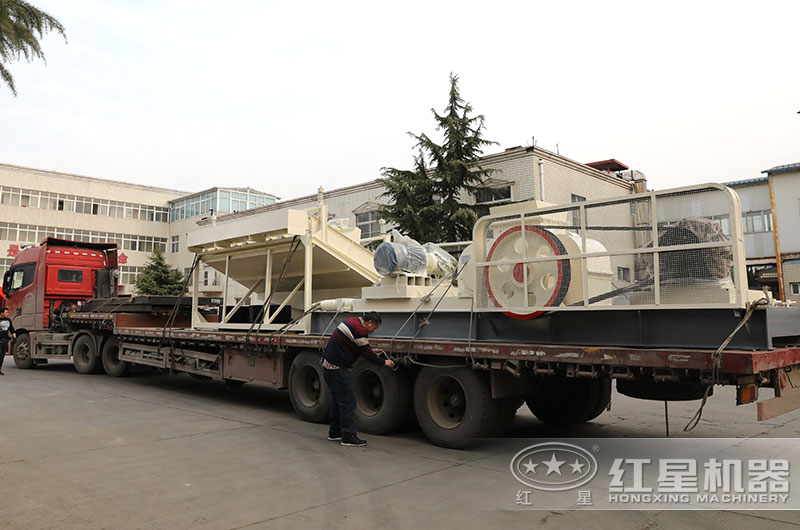 大型對輥破碎機設備發(fā)貨現場